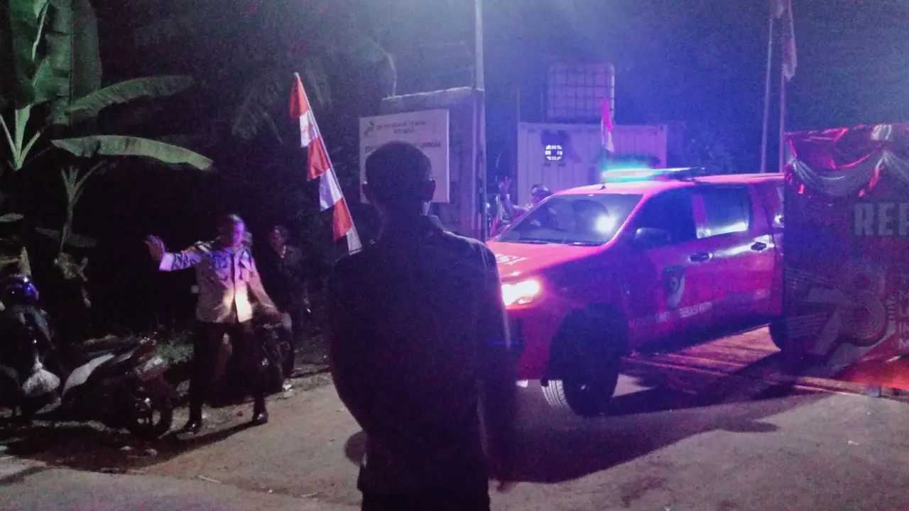Mobil inafis Polres Metro Bekasi Kota mendatangi lokasi ledakan di Stasiun Pengumpul Gas Lapangan Jatinegara milik KSO Pertamina EPPD Migas Kota Bekasi di Jatisampurna. (Foto: Liputan6.com/Bam Sinulingga)