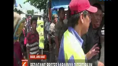 Penertiban puluhan lapak ini dilakukan petugas karena pedagang berjualan di atas trotoar serta bahu jalan sehingga kerap membuat kemacetan lalu lintas di kawasan ini.