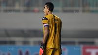 Choirul Huda, Kiper Persela Lamongan saat menjadi kapten timnya melawan  PS TNI pada lanjutan Liga 1 Indonesia 2017 di Stadion Pakansari, Bogor, Sabtu (27/5/2017). PS TNI menang 3-2. (Bola.com/Nicklas Hanoatubun)