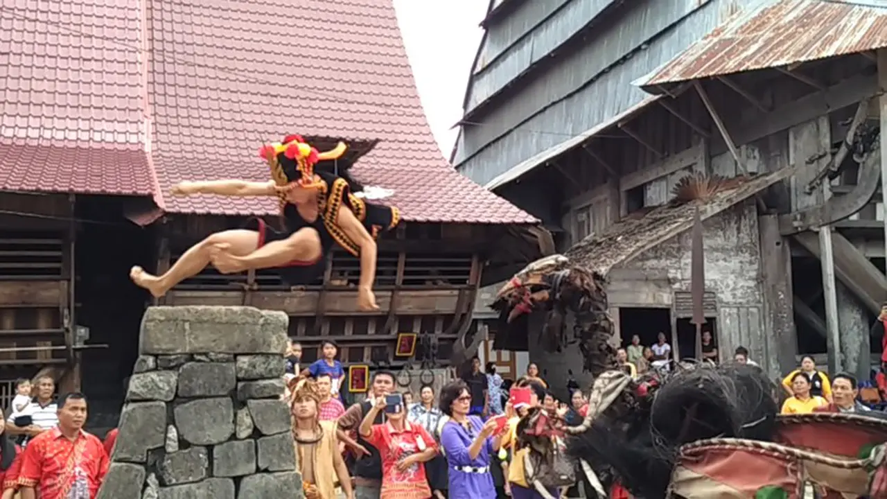 Memukaunya Tradisi Lompat Batu di Nias