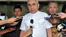 Bupati Kutai Timur Isran Noor saat memberikan keterangan usai menjalani pemeriksaan di Gedung KPK, Jakarta, Senin (22/12/2014). (Liputan6.com/Miftahul Hayat)