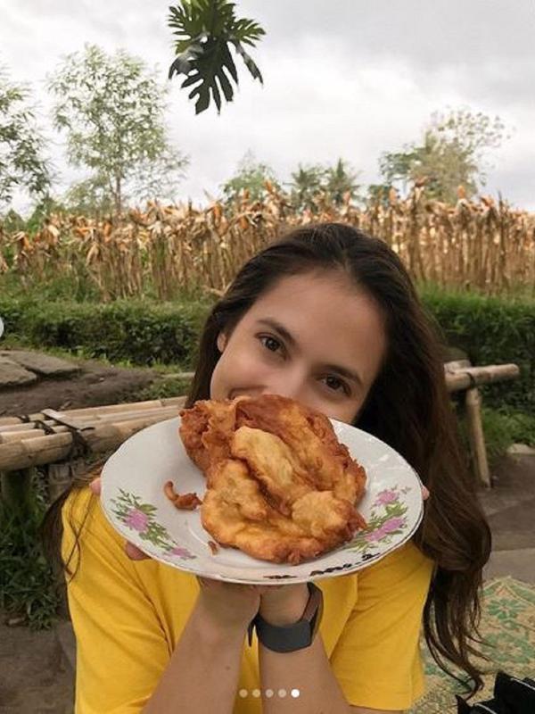 Pevita Pearce  tutup kulinerannya dengan mengunggah foto sepiring pisang goreng (Dok.Instagram/@pevpearce/https://www.instagram.com/p/B5HHZrspy0V/Komarudin)