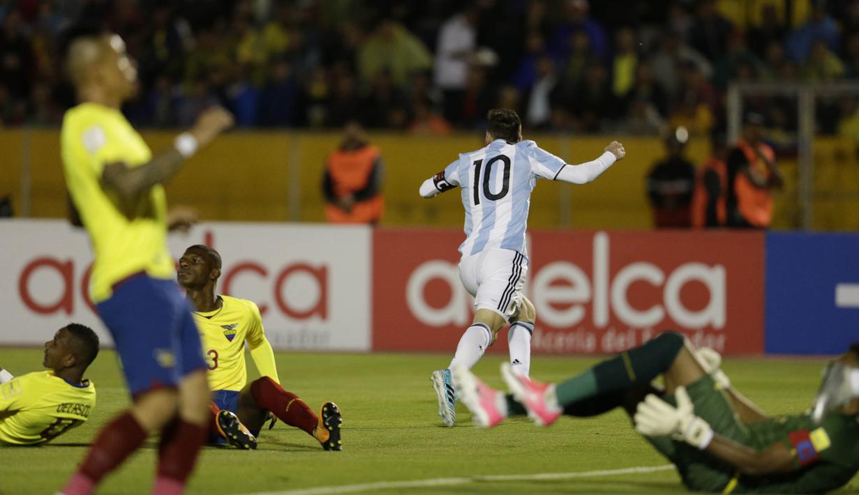 Bintang Argentina, Lionel Messi, merayakan gol ke gawang Ekuador pada laga kualifikasi Piala Dunia 2018 di Stadion Olimpico Atahualpa, Quito, Selasa (10/10/2017). Sempat tertinggal, Argentina akhirnya menang 3-1 atas Ekuador. (AP/Dolores Ochoa)