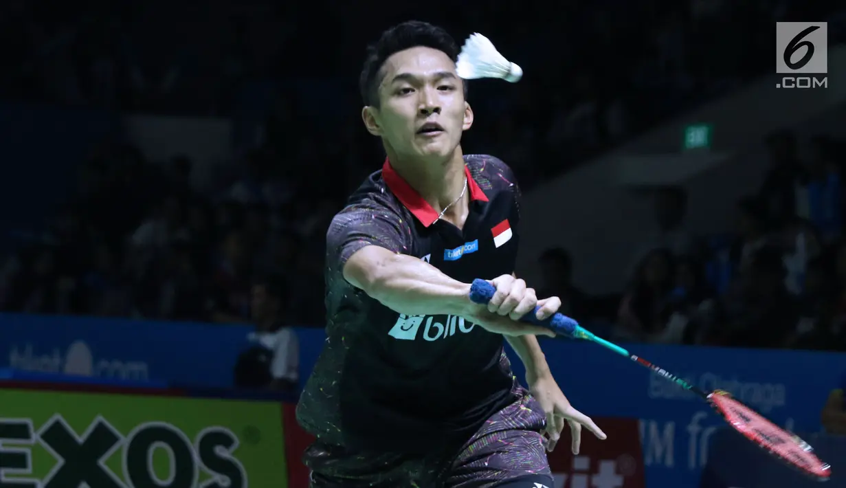 Tunggal putra Indonesia Jonatan Christie saat melawan pebulutangkis Denmark, Viktor Axelsen pada babak pertama Indonesia Open 2018 di Istora GBK, Jakarta, Selasa (3/7). Jonatan kalah 10-21, 19-21. (Liputan6.com/Helmi Fithriansyah)