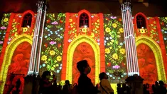 Orang-orang menikmati pertunjukan Lisbon Under Stars di Reruntuhan Gereja Carmo di Lisbon, Portugal (26/8/2020). Pertunjukan ini akan berlangsung hingga 31 Oktober merupakan pertunjukan multidisiplin yang bertujuan untuk meningkatkan budaya dan warisan Lisbon. (Xinhua/Pedro Fiuza)