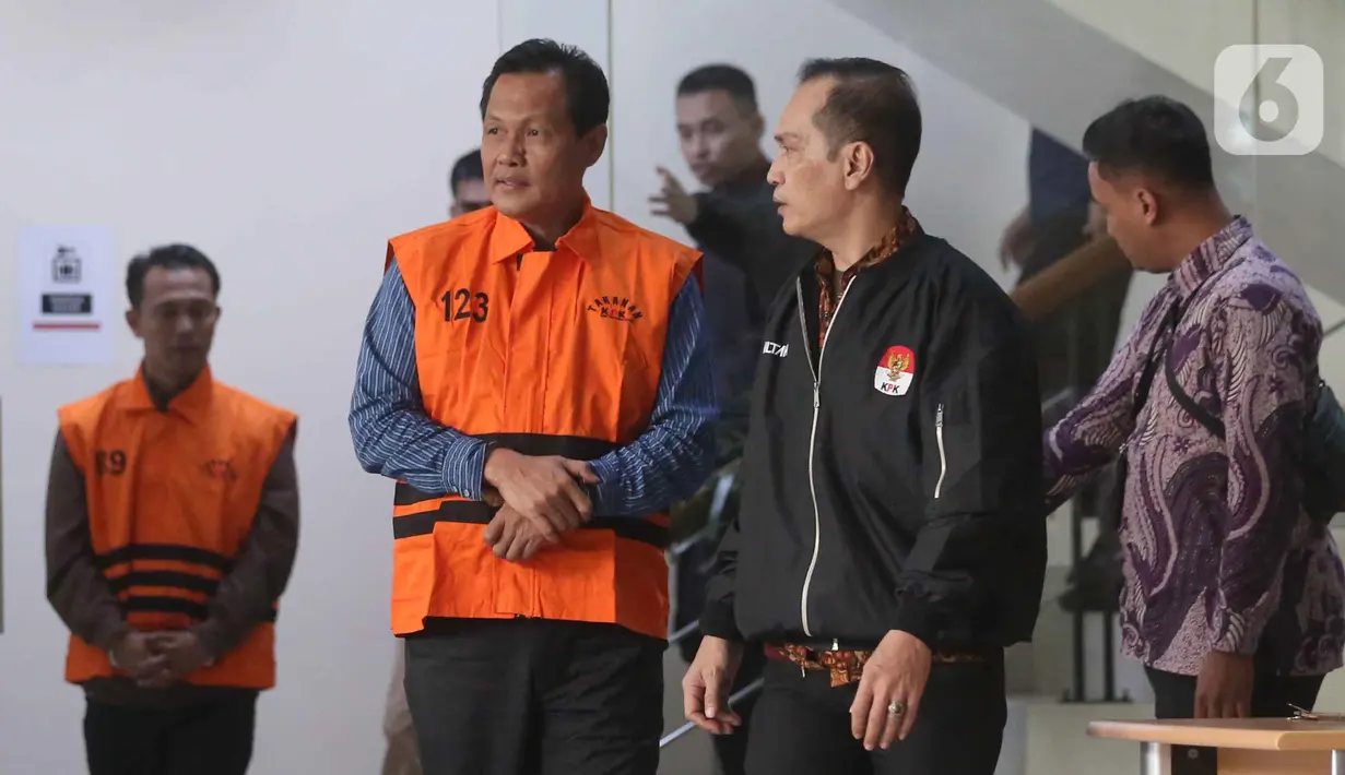 Bupati Muara Enim, Edison (kedua kiri), berjalan meninggalkan gedung Merah Putih Komisi Pemberantasan Korupsi (KPK) usai menjalani pemeriksaan, Jakarta, Selasa (9/6/2026). (Liputan6.com/Helmi Fithriansyah)