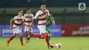 Striker Madura United, Beto Goncalves, (kanan) menggiring  bola saat melawan Persebaya Surabaya pada laga Piala Menpora 2021 di Stadion Si Jalak Harupat, Bandung, Minggu (28/3/2021). Persebaya Surabaya menang 2-1. (Bola.com/M Iqbal Ichsan)