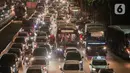 Ribuan kendaraan terjebak kemacetan di ruas Jalan Gatot Subroto dan Tol Dalam Kota di Jakarta, Jumat (20/1/2023). Menjelang libur panjang akhir pekan dan tahun baru Imlek sejumlah ruas jalan Ibu Kota terutama yang mengarah keluar kota dipadati kendaraan. (Liputan6.com/Faizal Fanani)