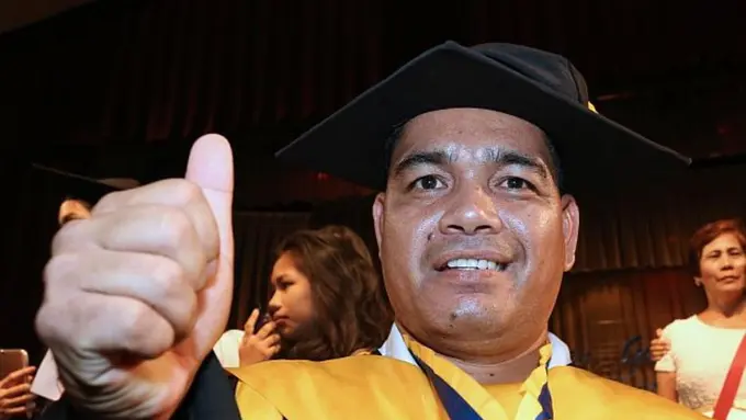 Keren! Satpam Kampus Lulus Kuliah dengan Predikat Cumlaude