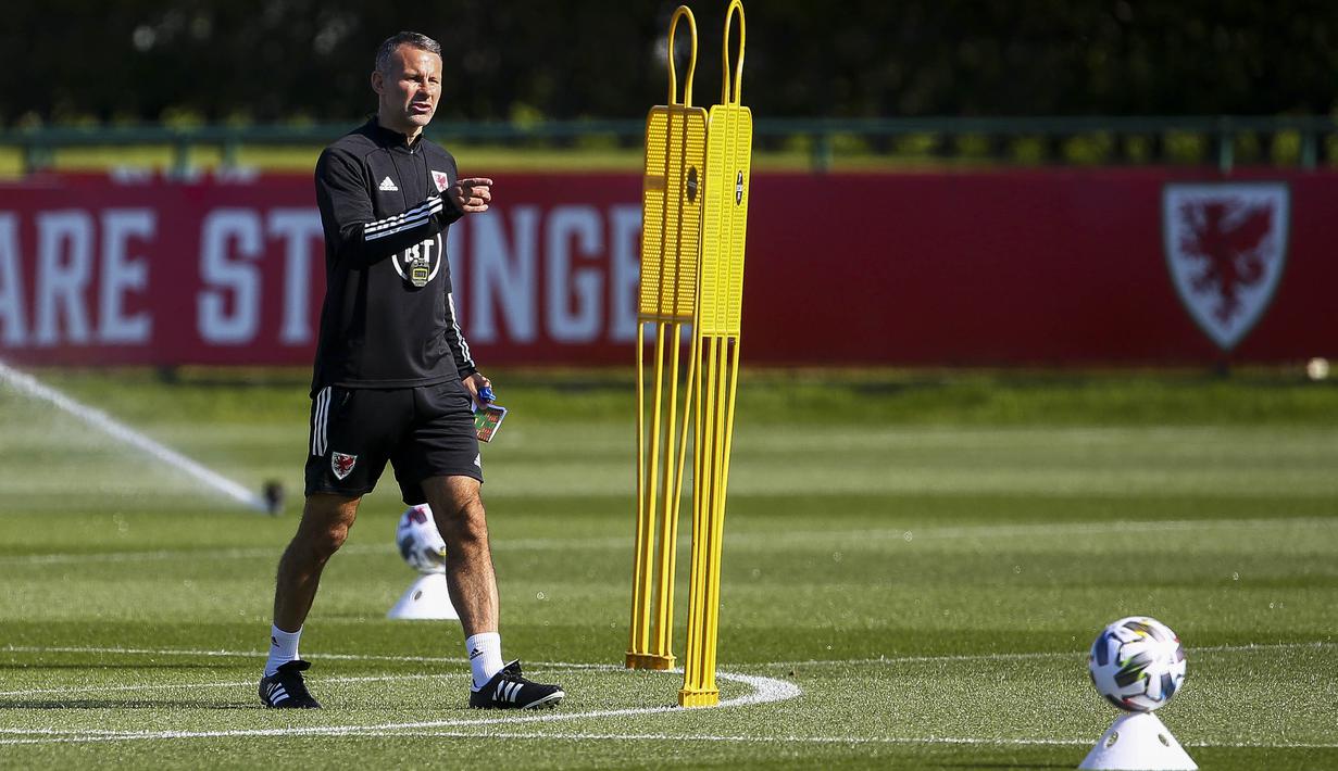 Pelatih Timnas Wales, Ryan Giggs, saat memimpin sesi latihan jelang laga UEFA Nations League di Hensol, South Wales, Senin (31/8/2020). Wales akan berhadapan dengan Finlandia. (AFP/Geoff Caddick)