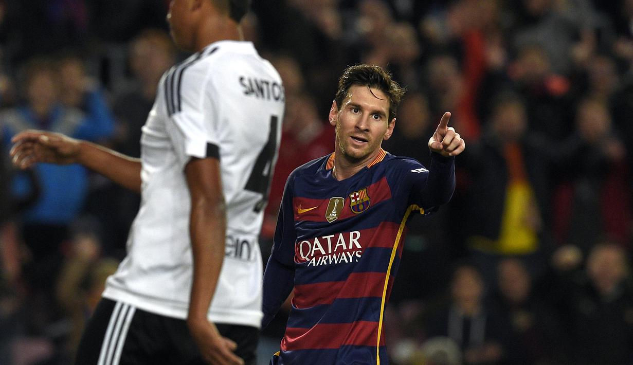 Lionel Messi (R) merayakan golnya ke gawang Valencia pada leg pertama semifinal  Copa del Rey (King's Cup) di Stadion Camp Nou, Barcelona, Kamis (4/2/2016) dini hari WIB. (AFP/Lluis Gene)