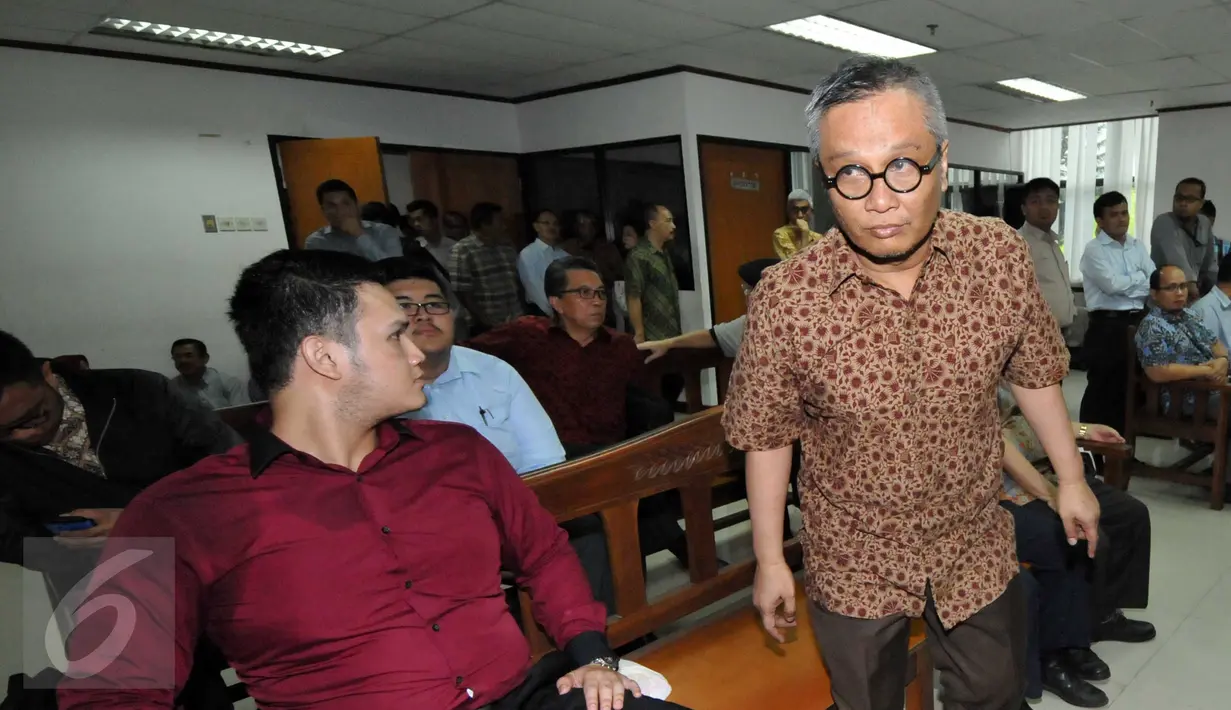 Alex Usman saat berada di ruang sidang untuk menjalani sidang perdana pembacaan dakwaan di Pengadilan Tipikor, Jakarta, Kamis (29/10/2015). Alex Usman didakwa merugikan keuangan negara sejumlah Rp81.433.496.225. (Liputan6.com/Helmi Afandi)