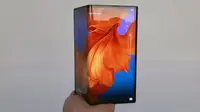 Tampak depan smartphone layar lipat Huawei Mate X. (Liputan6.com/ Agustin Setyo Wardani)