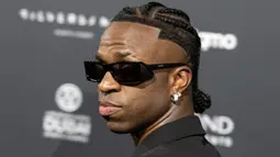 Pemain Real Madrid, Vinicius Jr menghadiri acara Globe Soccer Awards yang berlangsung di Dubai, Uni Emirat Arab, Jumat (27/12/2024) waktu setempat. (AFP/Fadel Senna)