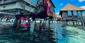 Tasya Farasya mengunggah foto liburan seru ke Maldives. Kali ini, ia tampak menggemaskan dalam balutan baju renang tertutup. [Foto: Instagram/ Tasya Farasya]