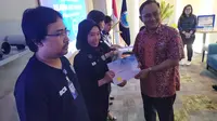 Kepala BNN Komjen Heru Winarko secara simbolis memberikan sertifikat kepada puluhan karyawan relawan anti narkoba dari karyawan BCA (Liputan6/Achmad Sudarno)