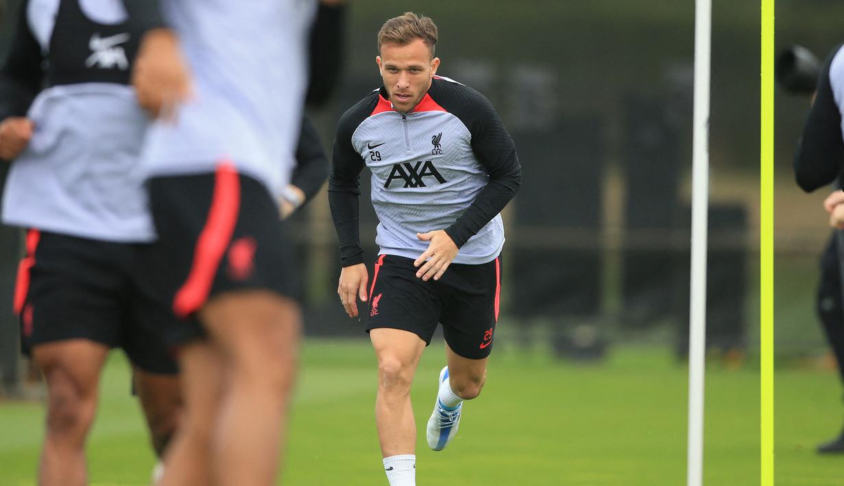 Gelandang bertahan Brasil yang kini berusia 28 tahun, Arthur Melo pernah didatangkan Liverpool dari klub Serie A, Juventus pada awal musim 2022/2023 dengan status pinjaman selama semusim. Bersama Liverpool ia hanya mencatatkan satu penampilan, yaitu di ajang Liga Champions 2022/2023. Hingga kini ia masih berstatus pemain Juventus dan baru saja kembali dari masa peminjaman bersama Fiorentina. (AFP/Lindsey Parnaby)