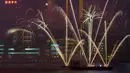 Dermaga Victoria, Hong Kong, terlihat dihiasi kembang api dalam rangka peringatan ulang tahun ke-66 Republik Rakyat China, Kamis (1/10/2015). (REUTERS/Tyrone Siu)