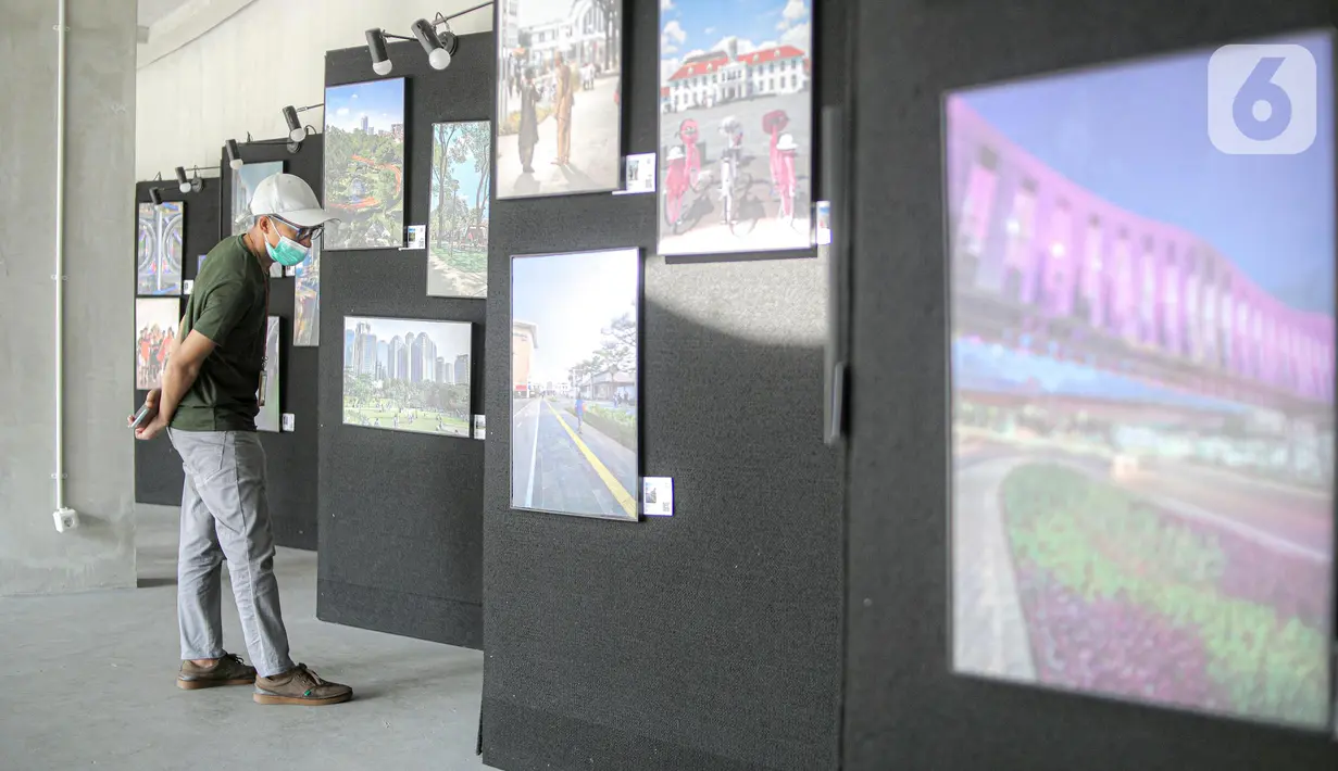 Warga melihat pameran foto di Taman Literasi Martha Christina Tiahahu, Blok M, Jakarta, Minggu (23/10/2022). Taman Literasi Martha Christina Tiahahu juga diharapkan bisa digunakan seluruh lapisan masyarakat berkumpul untuk berdiskusi, bertukar pikiran, hingga membedah buku demi meningkatkan pengetahuan. (Liputan6.com/Faizal Fanani)