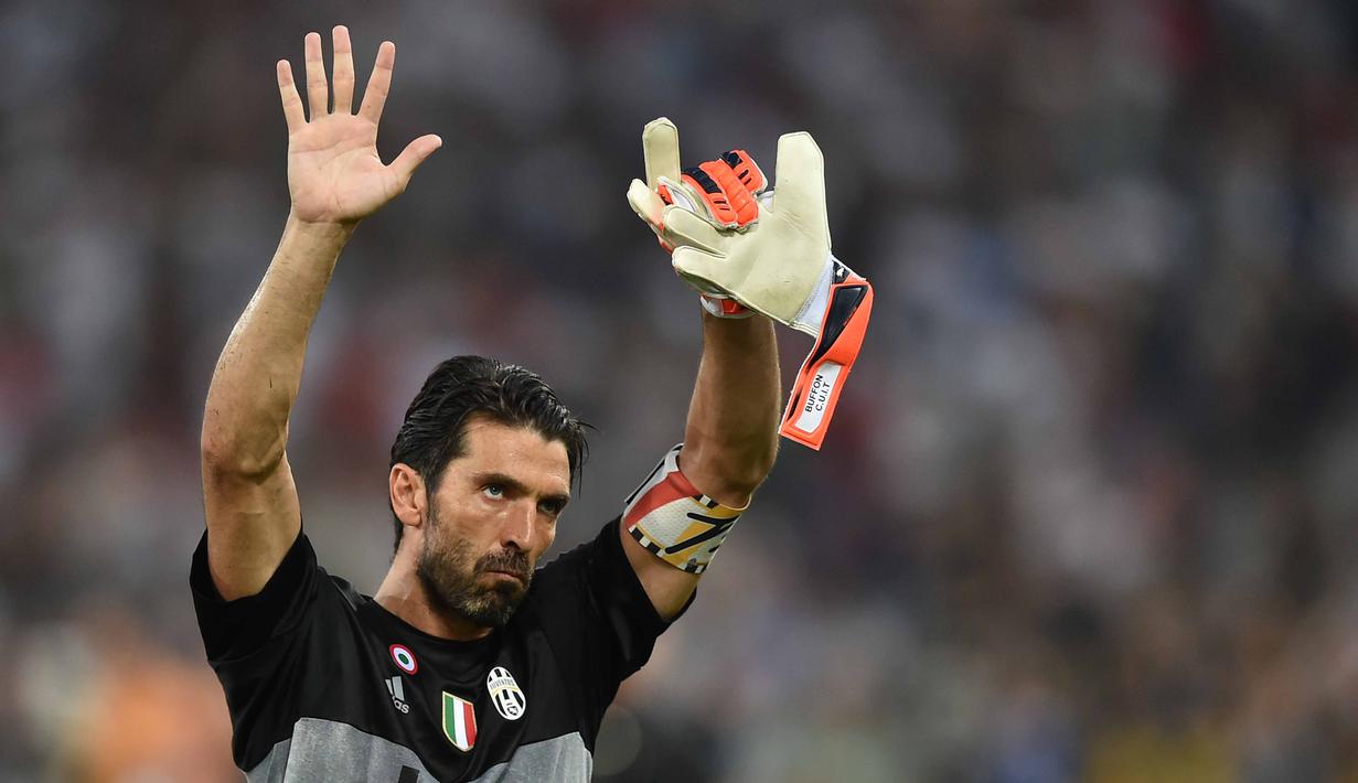 Kiper Juventus, Gianluigi Buffon  memiliki Kekayaan bersih sampai sekarang senilai € 63 juta yang setara dengan £ 52 juta, Buffon mengikut kontrak dengan Juventus FC  senilai £ 3.7 juta/tahun sampai 2017.  (AFP/Alberto Pizzoli)