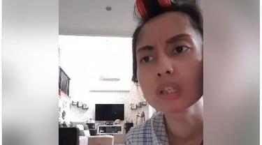 Arisan Pakai Dolar Dan Baju Seragaman Video Emak Emak Zaman Now Curhat Ini Kocak Banget Lifestyle Fimela Com