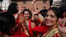 Sejumlah wanita Hindu Nepal menari saat festival Teej di Kathmandu, Nepal, Kamis (24/8). Teej diadakan pada hari ketiga Bhadra Shukla Pakshya dalam kalender Nepal sama dengan akhir Agustus atau awal September pada kalender kabisat. (Niranjan Shrestha/AP)