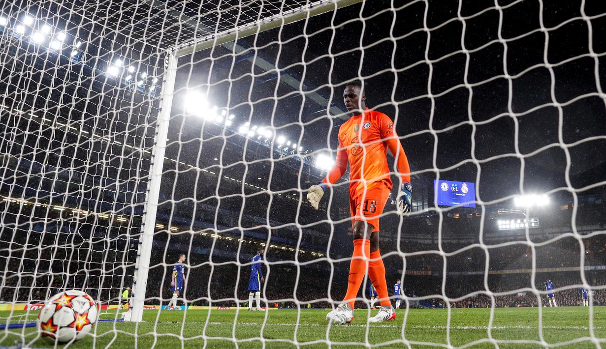 Blunder itu diawali aksi Casemiro yang melakukan sapuan bola, Mendy kemudian keluar jauh dari kotak penalti untuk mengambil bola itu. (AFP/Adrian Dennis)