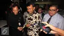 Gubernur Sumatera Utara Gatot Pujo Nugroho (tengah) diperiksa penyidik KPK selama 11 jam, Jakarta, Rabu (22/7/2015). Saat keluar Gatot terlihat lelah meskipun masih mampu tersenyum. (Liputan6.com/Helmi Afandi)