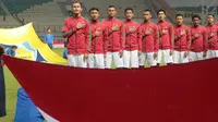 Pemain Timnas Indonesia U-23 saat melawan Suriah U-23 pada laga persahabatan di Stadion Wibawa Mukti, Bekasi, Rabu (16/11/2017). Indonesia kalah 2-3. (Bola.com/NIcklas Hanoatubun)