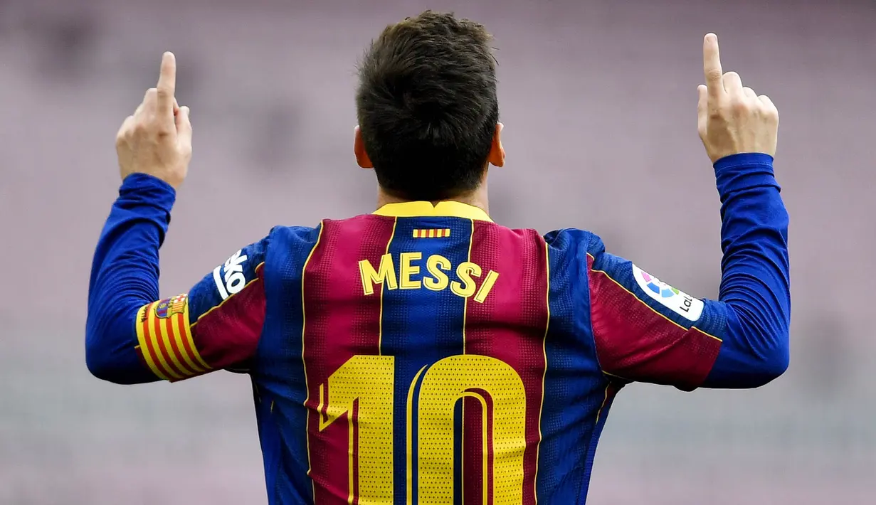Striker Barcelona, Lionel Messi, melakukan selebrasi usai mencetak gol ke gawang Celta Vigo pada laga Liga Spanyol di Stadion Camp Nou, Minggu (16/5/2021). Barca takluk dengan skor 1-2. (AFP/Pau Barrena)