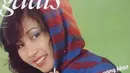 Inilah potret lawas Titi DJ saat tampil di majalah sampul di tahun 1982 silam. Titi DJ saat muda terlihat sudah cantik sedari dulu. Kepopuleran Titi DJ di dunia tarik suara membuatnya makin tenar diundang di berbagai sesi pemotretan. (Liputan6.com/IG/@cover.gadis).