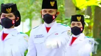 Paskibraka dari Riau Dwita Okta Amelia Herdian (kanan) saat menjalankan tugas negara mengibarkan bendera merah putih pada HUT ke-76 RI. (Liputan6.com/Istimewa)