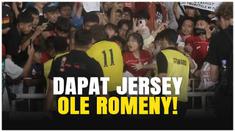 Dalam laga bersama Oxford United, Ole Romeny menunjukkan sisi humanisnya dengan memberikan jersey langsung kepada seorang suporter cilik. Ekspresi bahagia sang bocah bikin suasana makin haru dan penuh kehangatan. Simak detik-detik mengharukan momen s...