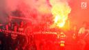 Suporter PSIS menyalakan suar saat merayakan kemenangan timnya melawan Martapura FC di Final tempat ketiga Liga 2 Indonesia di Stadion GBLA, Bandung, Selasa (28/11). PSIS unggul 6-4 dan lolos ke Liga 1 Indonesia. (Liputan6.com/Helmi Fithriansyah)