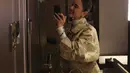 Salah satu tampilannya yang standout adalah perpaduan jaket floral bernuansa kuning dan biru pastel dengan turtleneck sweater ivory.  [@yasminnapper].