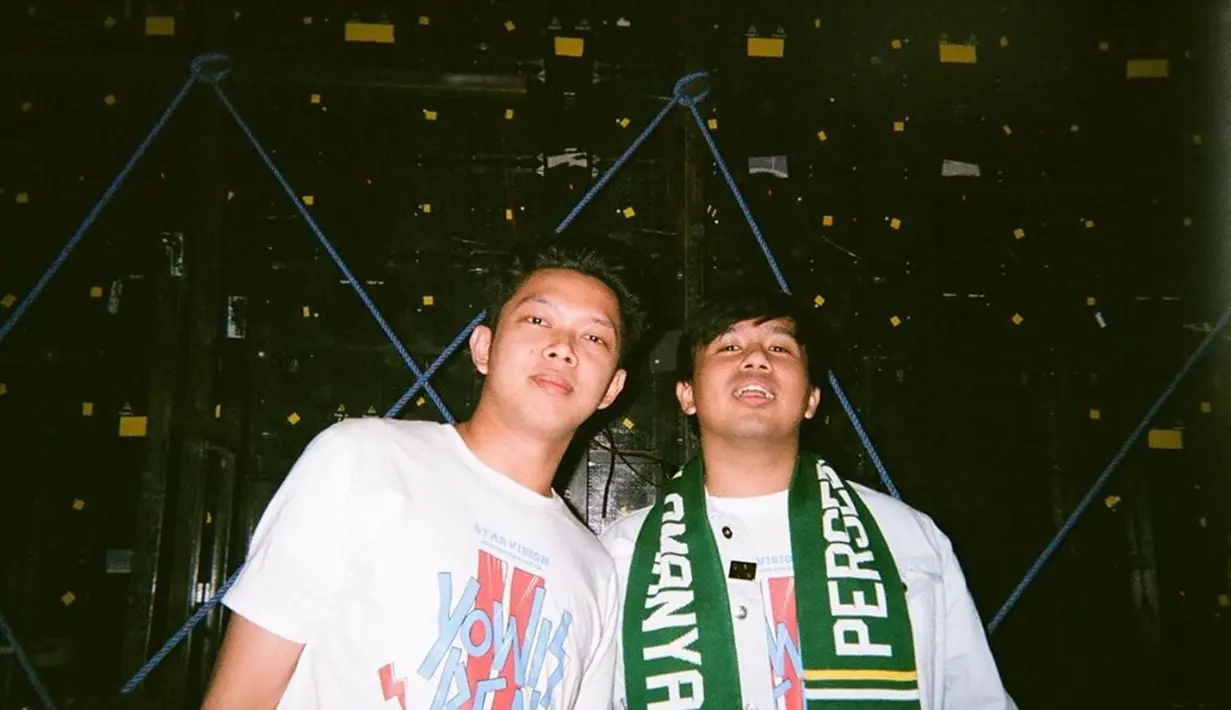 Bahkan saat tur film Yowis Ben 2, Jojo membawa syal bertuliskan ' Persebaya Selamanya'. Syal tersebut dipakai Jojo saat menghadiri beberapa bioskop dan saat manggung bersama grup band Yowis Ben. (Liputan6.com/IG/@jojosuherman)