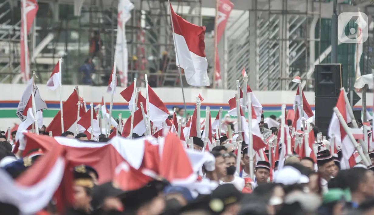 Peserta membentangkan bendera Merah Putih raksasa di kawasan Bundaran HI, Jakarta Pusat, Minggu (28/8/2022). Sebanyak 50.000 orang membentangkan bendera merah putih sepanjang 1.700 meter dari kawasan Monas hingga Bundaran HI yang merupakan rangkaian dalam memperingati Hari Kemerdekaan Indonesia dengan tema 'Pulih Lebih Cepat, Bangkit Lebih Kuat. (merdeka.com/Iqbal S Nugroho)