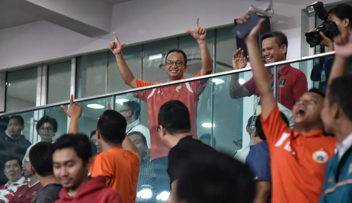 Gubernur DKI Jakarta, Anies Baswedan berselebrasi setelah Persija Jakarta unggul dua gol atas Bali United pada Final Piala Presiden 2018 di Stadion Utama Gelora Bung Karno (SUGBK), Sabtu (17/2). (LIputan6.com/Dok Gubernur DKI/Khairudin Safri)