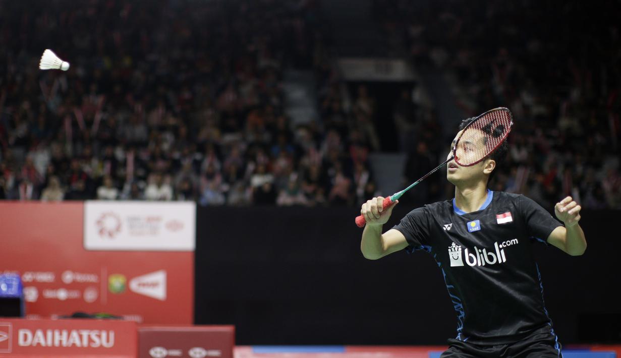 Tunggal putra Indonesia, Anthony Ginting, berusaha mengembalikan kok saat melawan tunggal Jepang pada Indonesia Masters 2019 di Istora Senayan, Jakarta, Jumat (25/1). Ginting gagal lolos ke semifinal. (Bola.com/Yoppy Renato)