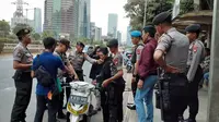 Polisi razia pelajar di Jalan Gatot Subroto.