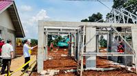 Presiden Jokowi meninjau langsung pembangunan rumah tahan gempa di Desa Sirnagalih, Kecamatan Cilaku, Kabupaten Cianjur, Senin (5/12/2022). Pemerintah membangun 200 unit rumah tahan gempa bagi warga terdampak lindu Cianjur. (Foto: Biro Pers Sekretariat Presiden)