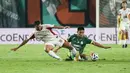 Pemain Garuda FC, Everton De Mendonca (kiri) berebut bola dengan pemain PSS Sleman, Iman Fathurohman dalam laga final Pegadaian Championship 2025/2026 di Stadion Maguwoharjo, Sleman, Yogyakarta, Sabtu (09/05/2026). (Bola.com/Abdul Aziz)