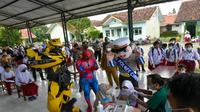 Kegiatan vaksinasi anak usia 6-11 tahun yang digelar Polresta Cirebon menghadirkan tokoh Spiderman dan Bumblebee untuk menciptakan suasana senang agar anak mau di vaksin. Foto (istimewa)