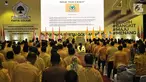 Ketua Umum Partai Golkar Airlangga Hartarto memukul gong saat membuka Rakernas Partai Golkar 2018 di Jakarta, Kamis (22/3). Rakernas Partai Golkar akan berlangsung pada 22-23 Maret 2018. (Merdeka.com/Iqbal Nugroho)