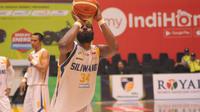 Pemain Bogor Siliwangi, Michael Vigilance, saat melepaskan free throw dalam laga melawan NSH Jakarta di GOR Sritex Arena, Kamis (10/1/2019). (Bola.com/Vincentius Atmaja)