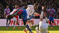 Bek Manchester United, Noussair Mazraoui, terjatuh saat berebut bola dengan striker Crystal Palace, Jean-Philippe Mateta, dalam laga pekan 13 Premier League 2025/2026 d Selhurst Park, Minggu (30/11/2025). (Glyn KIRK / AFP)