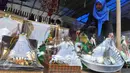 Seorang pedagang menata parcel Lebaran dagangannya di kawasan Cikini, Jakarta, Selasa (7/7/2015). Menjelang Lebaran,  penjualan parcel yang biasanya meningkat justru mengalami penurunan. (Liputan6.com/Herman Zakharia) 