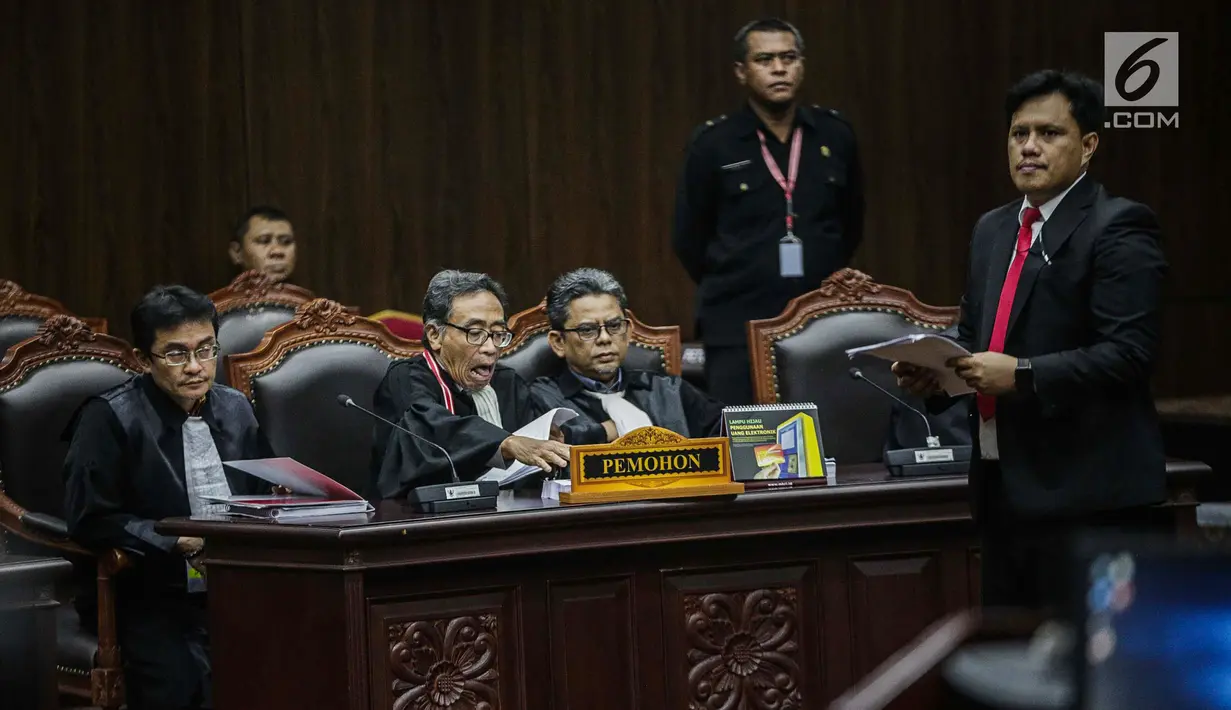 Tim hukum Prabowo-Sandiaga bersiap jelang sidang lanjutan sengketa Pilpres 2019 di Gedung Mahkamah Konstitusi, Jakarta, Kamis (20/6/2019). Agenda sidang kali ini adalah mendengarkan keterangan saksi dan ahli dari pihak termohon Komisi Pemilihan Umum (KPU). (Liputan6.com/Faizal Fanani)