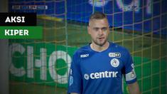 Aksi spektakuler kiper klub Belanda Sparta Rotterdam, Roy Kortsmit, dalam menghalau empat serangan beruntun pemain lawan.