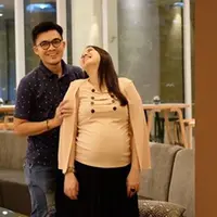 Kebahagiaan tengah dirasakan oleh pasangan Tya Ariestya dan Irfan Ratinggang. Pasangan ini baru saja dikaruniai seorang anak. (dok. Instagram)